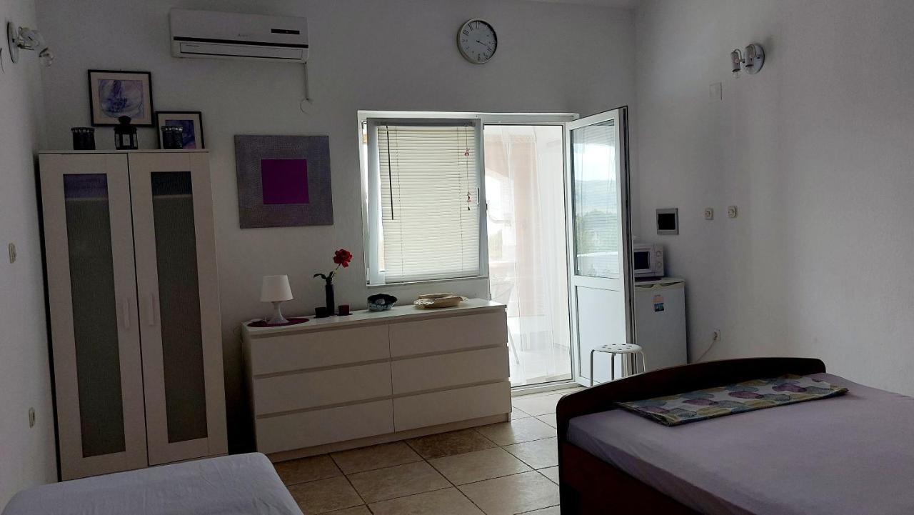 Arts Room Jasmina With Sea View Bikers And Pets Are Welcome 스타리그라드 파클레니차 외부 사진